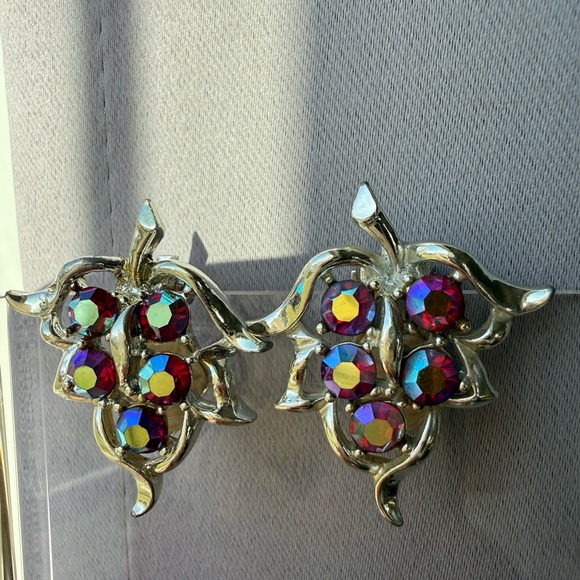 Vintage Sarah Coventry Aurora Borealis (iridescent) Clip-on Earrings - Picture 3 of 9